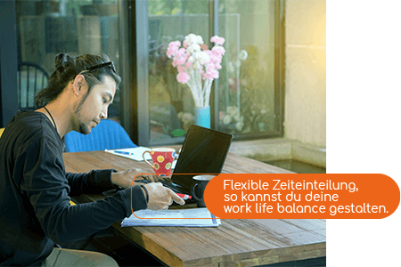 Mann mit Laptop am Gartentisch auf der Terrasse.